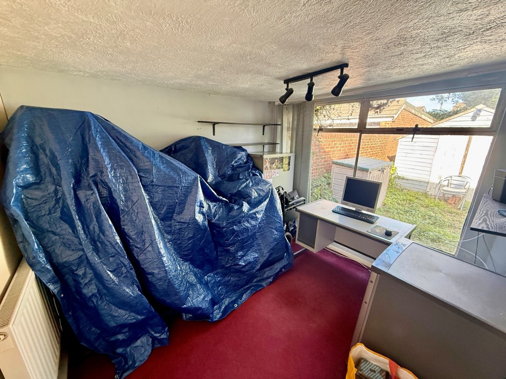 Lot: 148 - SEMI-DETACHED HOUSE FOR REFURBISHMENT - Bedroom five/office